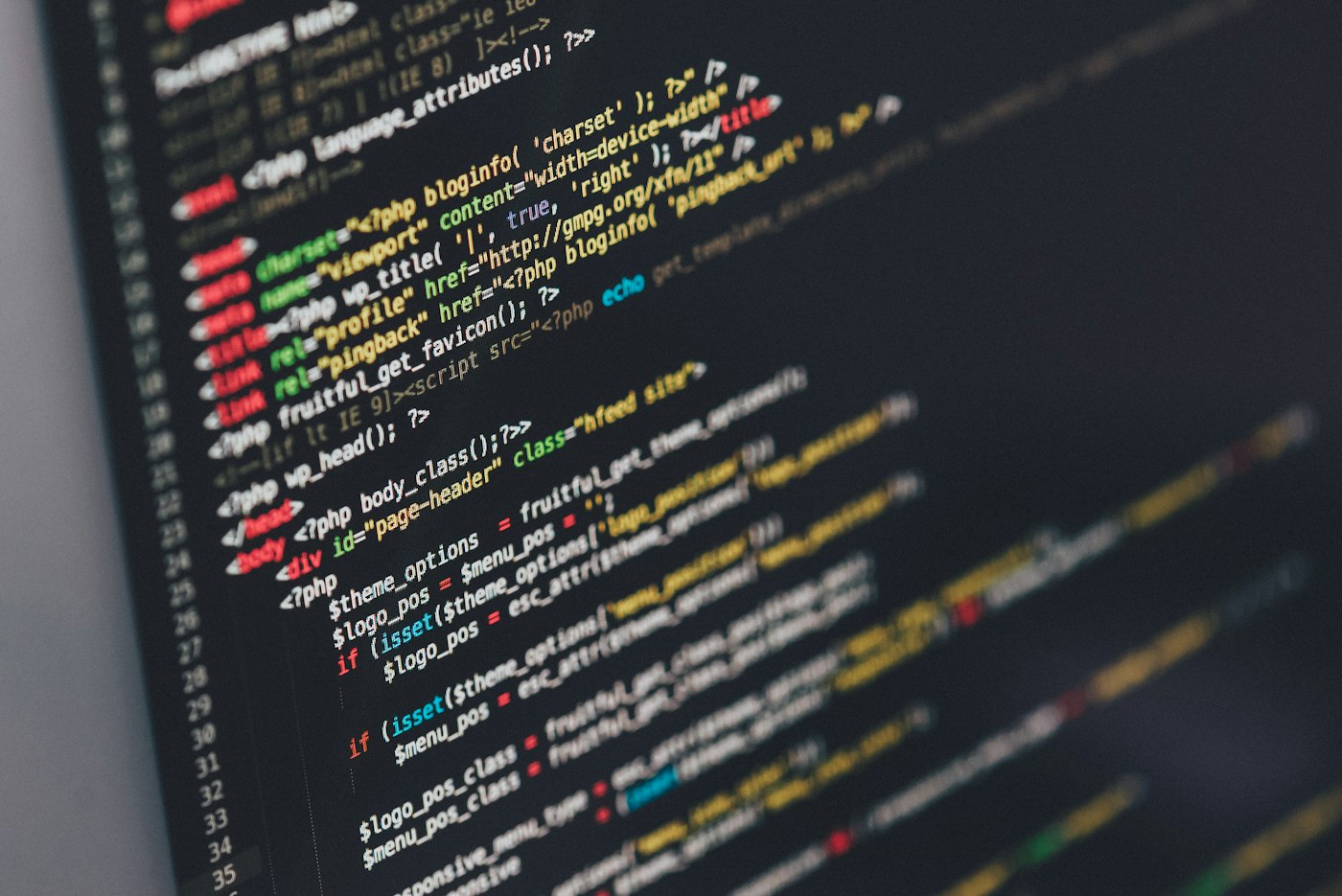 Tela escura com código de uma página web.